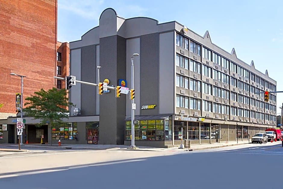 Comfort Inn Downtown Cleveland exterior